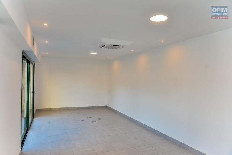 Un immeuble sur 3 niveaux à usage bureau à louer à Antasahavola