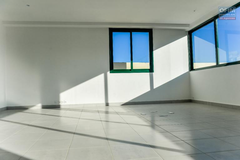 Un immeuble sur 3 niveaux à usage bureau à louer à Antasahavola