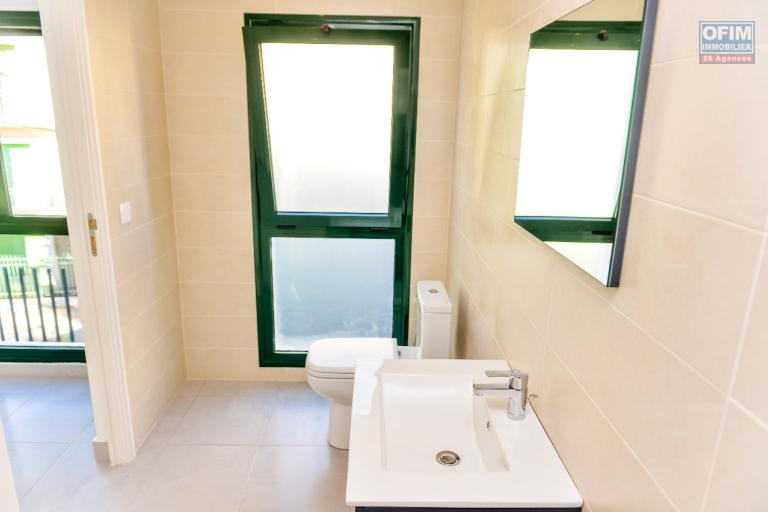 Un immeuble sur 3 niveaux &agrave; usage bureau &agrave; louer &agrave; Antasahvola