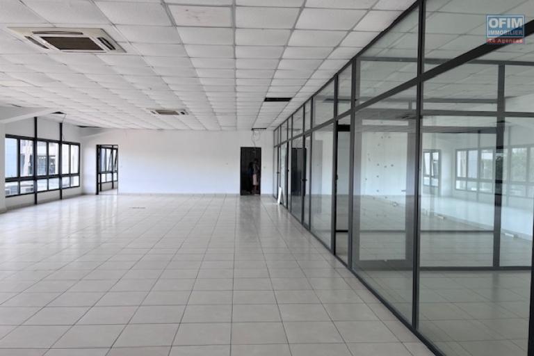 Un grand local professionnel de 1 287m2 au R+1 &agrave; Alarobia