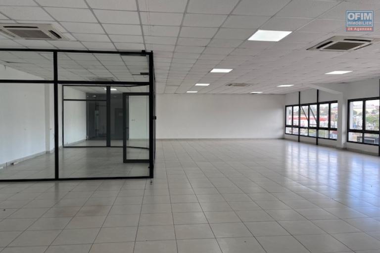 Un grand local professionnel de 1 287m2 au R+1 &agrave; Alarobia