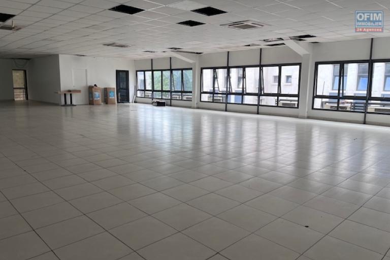 Un grand local professionnel de 1 287m2 au R+1 &agrave; Alarobia