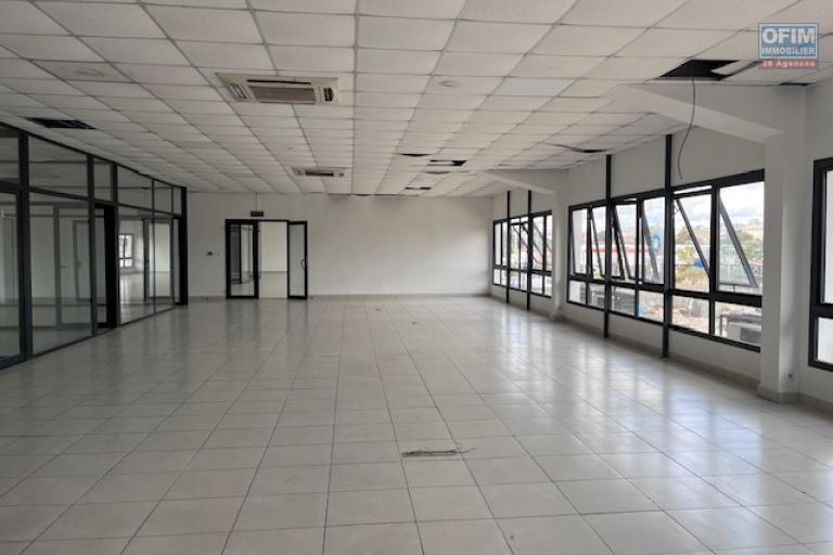 Un grand local professionnel de 1 287m2 au R+1 &agrave; Alarobia