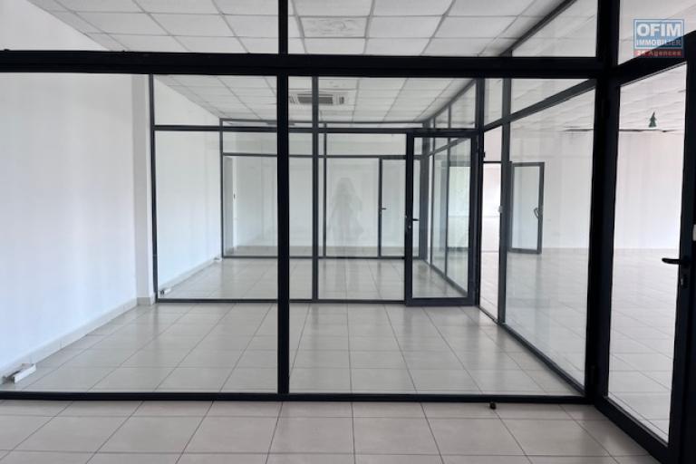 Un grand local professionnel de 1 287m2 au R+1 &agrave; Alarobia