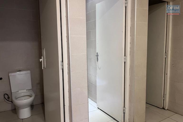 Un grand local professionnel de 1 287m2 au R+1 &agrave; Alarobia