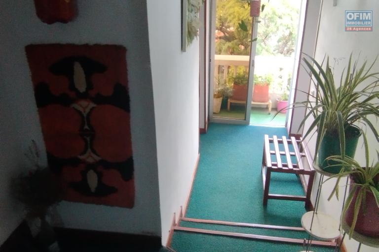 A vendre, un immeuble R+4 en bord de route principale &agrave; Ankazotokana Antananari...