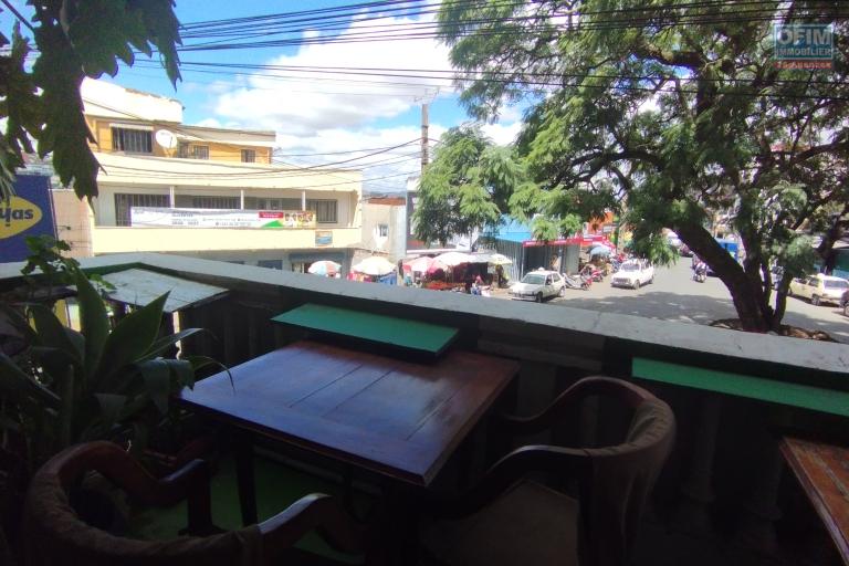 A vendre, un immeuble R+4 en bord de route principale &agrave; Ankazotokana Antananarivo