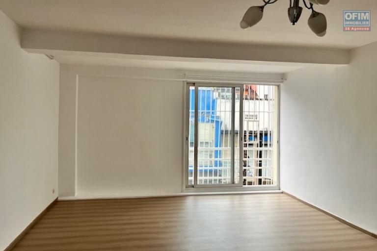 Location Appartement ANTANANARIVO (TANANARIVE) – photo 3 sur 8 – Pièce de vie lumineuse