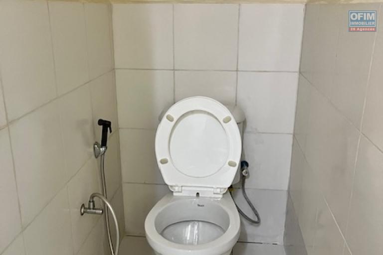 Location Appartement ANTANANARIVO (TANANARIVE) – photo 5 sur 8 – WC