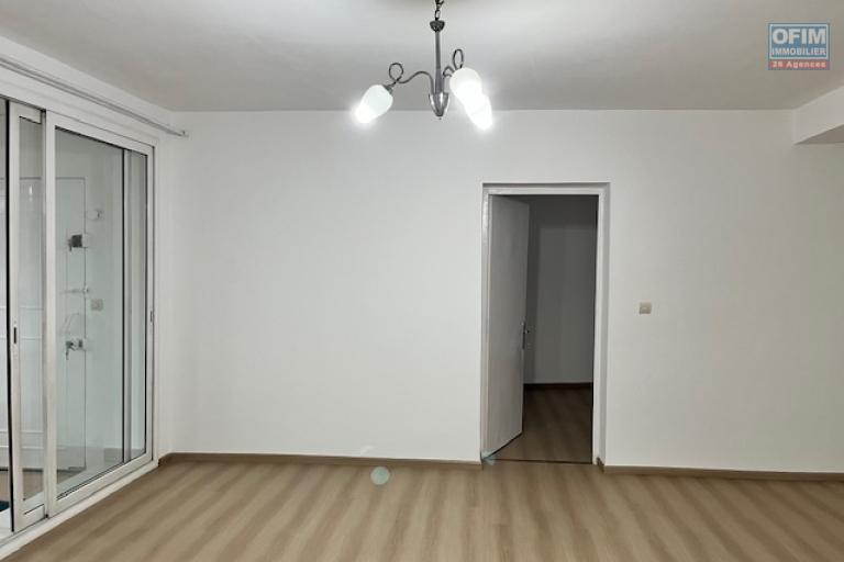 Location Appartement ANTANANARIVO (TANANARIVE) – photo 6 sur 8 – Pièce de vie lumineuse
