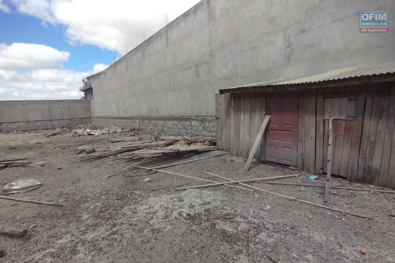 A vendre, terrain 600 m2 cl&ocirc;tur&eacute;, en deuxi&egrave;me plan, accessible camion &agrave; Anos...