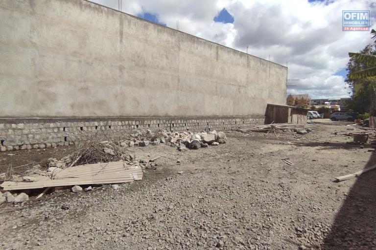 A vendre, terrain 600 m2 cl&ocirc;tur&eacute;, en deuxi&egrave;me plan, accessible camion &agrave; Anosibe Antananarivo