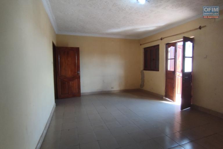 A louer, un grand appartement de 150 m2 au 4 &egrave;me &eacute;tage &agrave; Andrefan'ambohijanahary Antananarivo