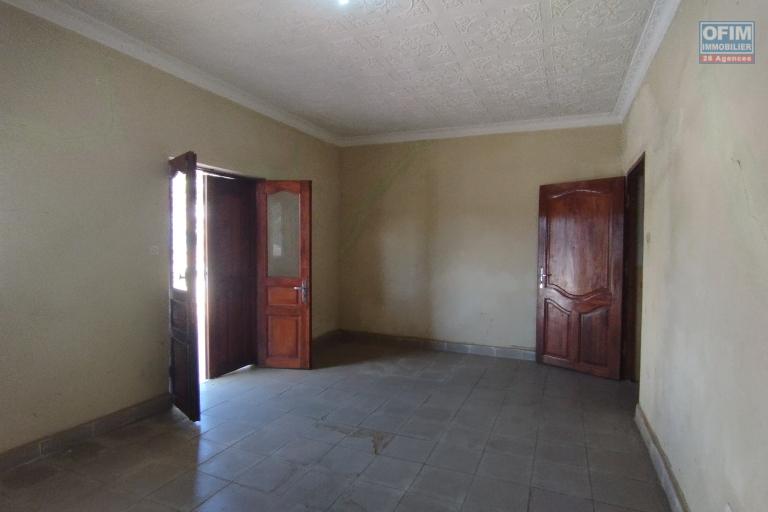 A louer, un grand appartement de 150 m2 au 4 &egrave;me &eacute;tage &agrave; Andrefan'ambohijanahary Antananarivo