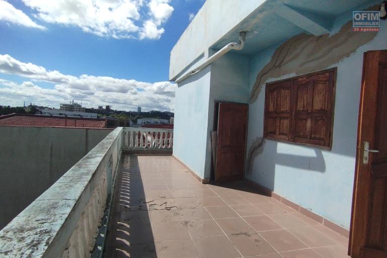 A louer, un grand appartement de 150 m2 au 4 &egrave;me &eacute;tage &agrave; Andrefan'ambohijanahary Antananarivo