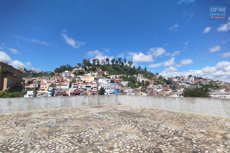 A louer, un grand appartement de 150 m2 au 4 &egrave;me &eacute;tage &agrave; Andrefan'ambohijanahary Antananarivo