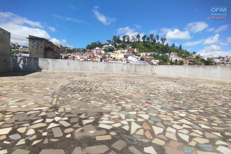 A louer, un grand appartement de 150 m2 au 4 &egrave;me &eacute;tage &agrave; Andrefan'ambohijanahary Antananarivo