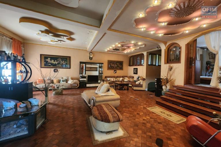 A VENDRE - Une propri&eacute;t&eacute; avec 2 maisons &agrave; r&eacute;nover &agrave; Antanetibe Ivato pr&egrave;s de PAON D'OR