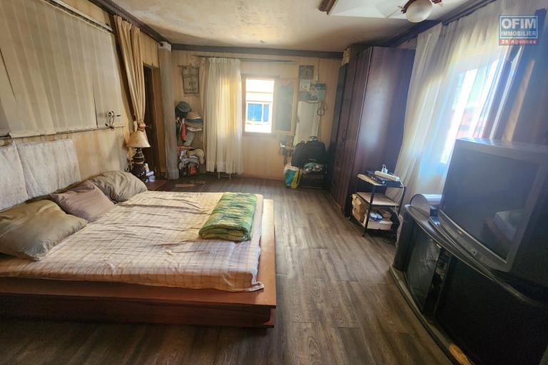 A VENDRE - Une propri&eacute;t&eacute; avec 2 maisons &agrave; r&eacute;nover &agrave; Antanetibe Ivato pr&egrave;s de PAON D'OR