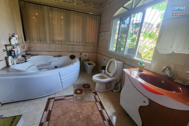 A VENDRE - Une propri&eacute;t&eacute; avec 2 maisons &agrave; r&eacute;nover &agrave; Antanetibe Ivato pr&egrave;s de PAON D'OR