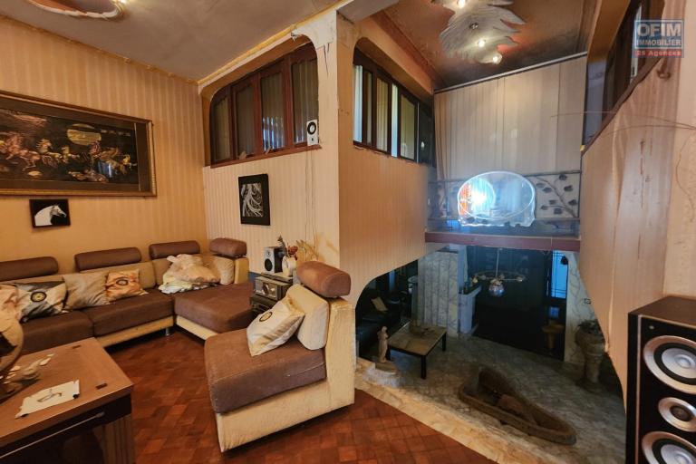 A VENDRE - Une propri&eacute;t&eacute; avec 2 maisons &agrave; r&eacute;nover &agrave; Antanetibe Ivato pr&egrave;s de PAON D'OR