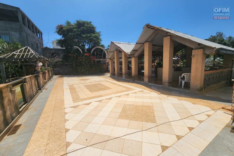 A VENDRE - Une propri&eacute;t&eacute; avec 2 maisons &agrave; r&eacute;nover &agrave; Antanetibe Ivato pr&egrave;s de PAON D'OR