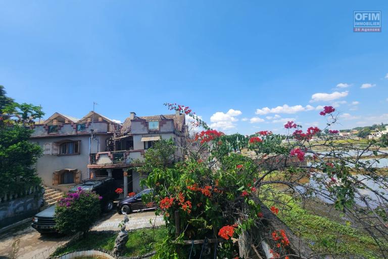 A VENDRE - Une propri&eacute;t&eacute; avec 2 maisons &agrave; r&eacute;nover &agrave; Antanetibe Ivato pr&egrave;s de PAON D'OR