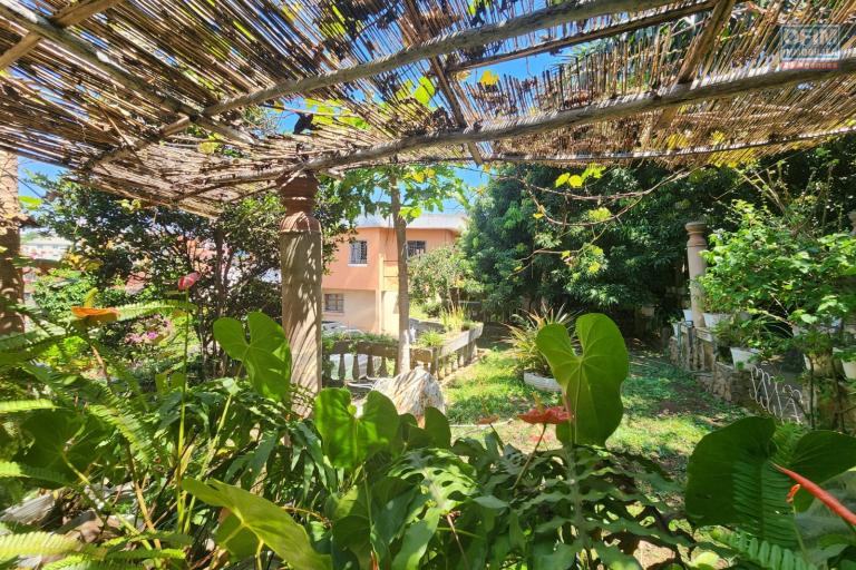 A VENDRE - Une propri&eacute;t&eacute; avec 2 maisons &agrave; r&eacute;nover &agrave; Antanetibe Ivato pr&egrave;s de PAON D'OR