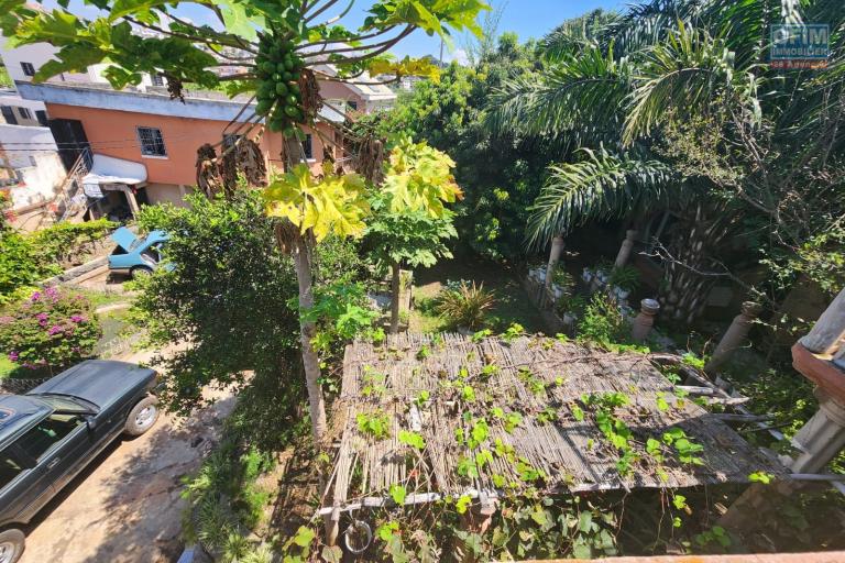A VENDRE - Une propri&eacute;t&eacute; avec 2 maisons &agrave; r&eacute;nover &agrave; Antanetibe Ivato pr&egrave;s de PAON D'OR