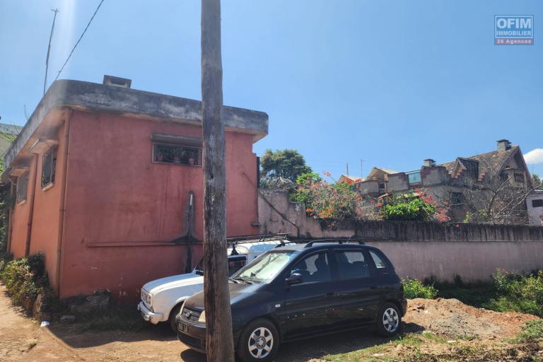 A VENDRE - Une propri&eacute;t&eacute; avec 2 maisons &agrave; r&eacute;nover &agrave; Antanetibe Ivato pr&egrave;s de PAON D'OR