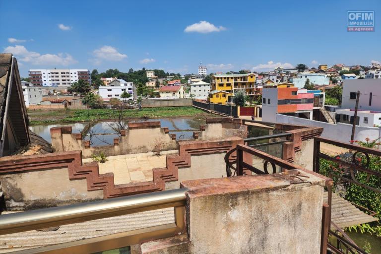 A VENDRE - Une propri&eacute;t&eacute; avec 2 maisons &agrave; r&eacute;nover &agrave; Antanetibe Ivato pr&egrave;s de PAON D'OR