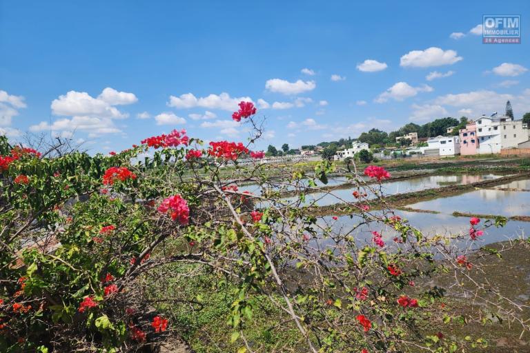 A VENDRE - Une propri&eacute;t&eacute; avec 2 maisons &agrave; r&eacute;nover &agrave; Antanetibe Ivato pr&egrave;s de PAON D'OR