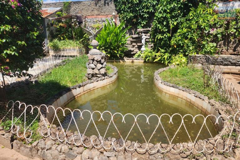 A VENDRE - Une propri&eacute;t&eacute; avec 2 maisons &agrave; r&eacute;nover &agrave; Antanetibe Ivato pr&egrave;s de PAON D'OR