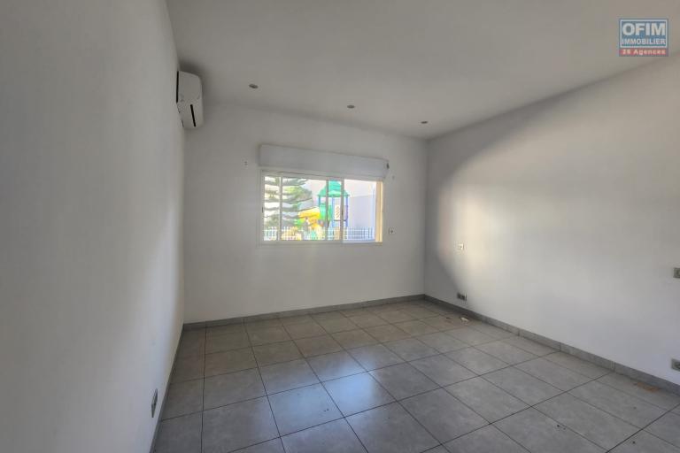 A LOUER - Superbe Appartement T3 &agrave; Ambatobe &agrave; 5 minutes &agrave; pied du lyc&eacute;e fran&ccedil;ais (R&eacute;sidence s&eacute;curis&eacute;e avec piscine)