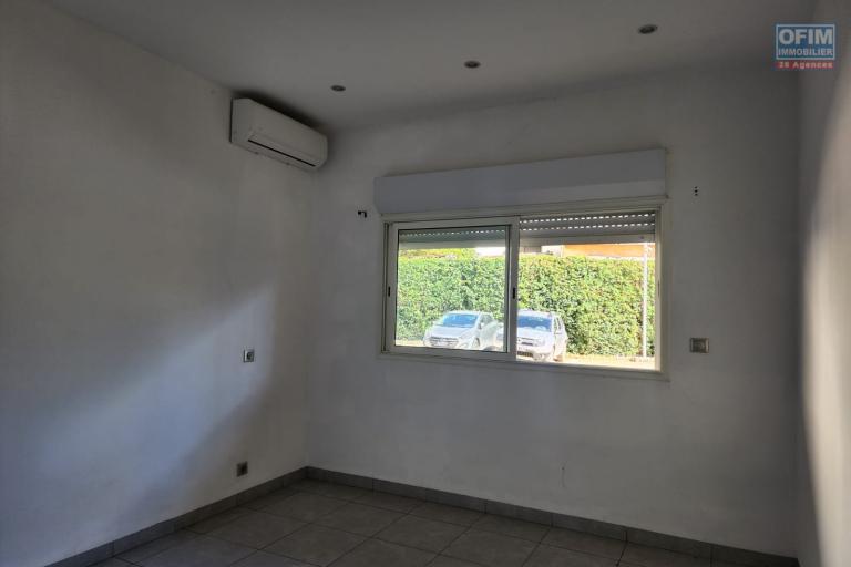 A LOUER - Superbe Appartement T3 &agrave; Ambatobe &agrave; 5 minutes &agrave; pied du lyc&eacute;e fran&ccedil;ais (R&eacute;sidence s&eacute;curis&eacute;e avec piscine)