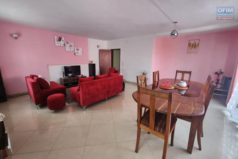 A LOUER - Superbe Duplex meubl&eacute; et &eacute;quip&eacute; T4 &agrave; Amboavahy Andranomena.