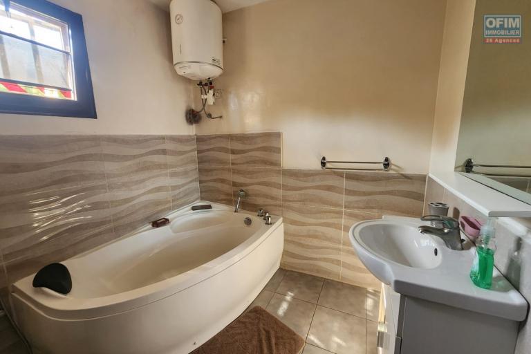 A LOUER - Superbe Duplex meubl&eacute; et &eacute;quip&eacute; T4 &agrave; Amboavahy Andranomena.