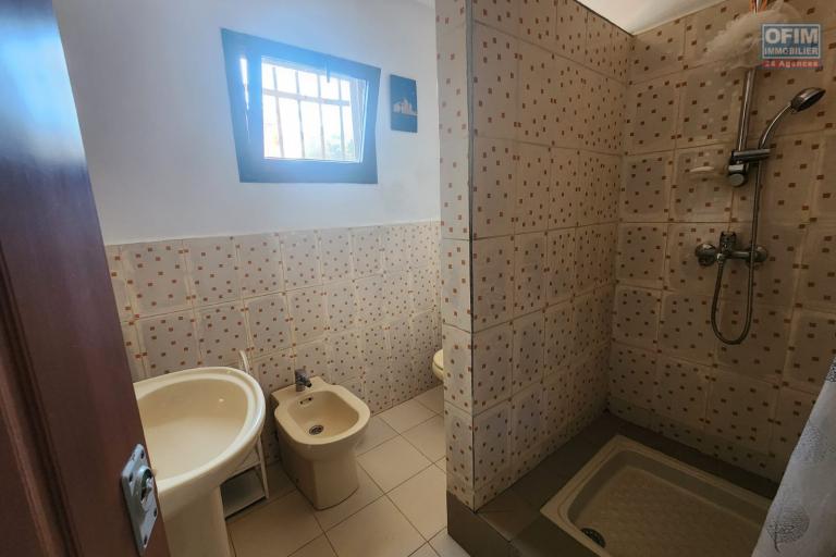 A LOUER - Superbe Duplex meubl&eacute; et &eacute;quip&eacute; T4 &agrave; Amboavahy Andranomena.
