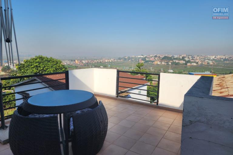 A LOUER - Superbe Duplex meubl&eacute; et &eacute;quip&eacute; T4 &agrave; Amboavahy Andranomena.