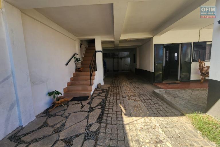 A LOUER - Superbe Duplex meubl&eacute; et &eacute;quip&eacute; T4 &agrave; Amboavahy Andranomena.