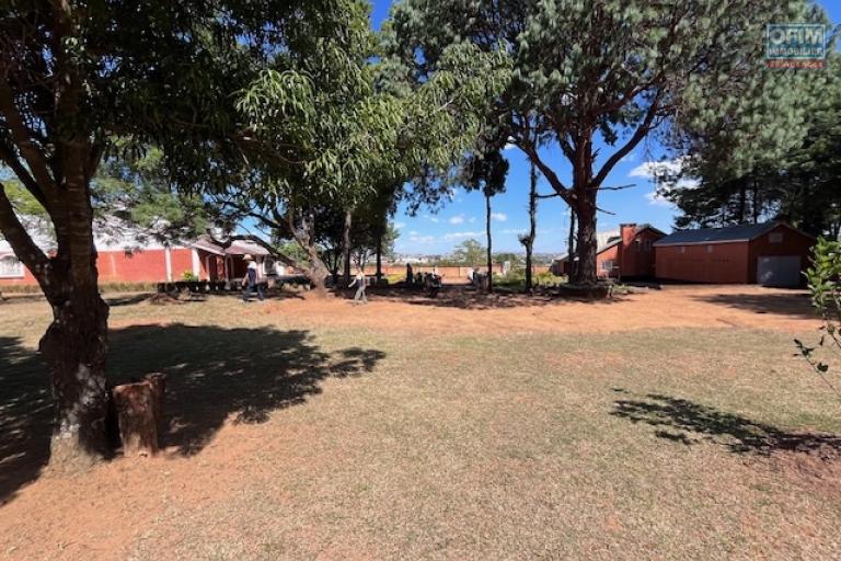 Vente d'un grande propri&eacute;t&eacute; avec un terrain de 5 765 m2 &agrave; Anosy Avaratra Lazaina