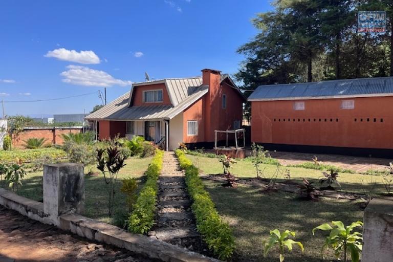 Vente d'un grande propri&eacute;t&eacute; avec un terrain de 5 765 m2 &agrave; Anosy Avaratra Lazaina