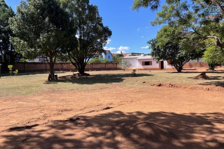 Vente d'un grande propri&eacute;t&eacute; avec un terrain de 5 765 m2 &agrave; Anosy Avaratra Lazaina