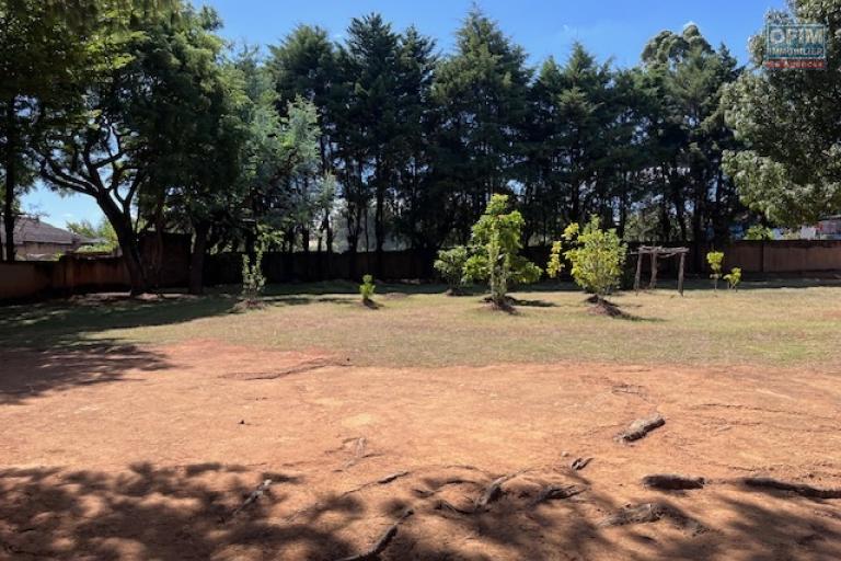 Vente d'un grande propri&eacute;t&eacute; avec un terrain de 5 765 m2 &agrave; Anosy Avaratra Lazaina