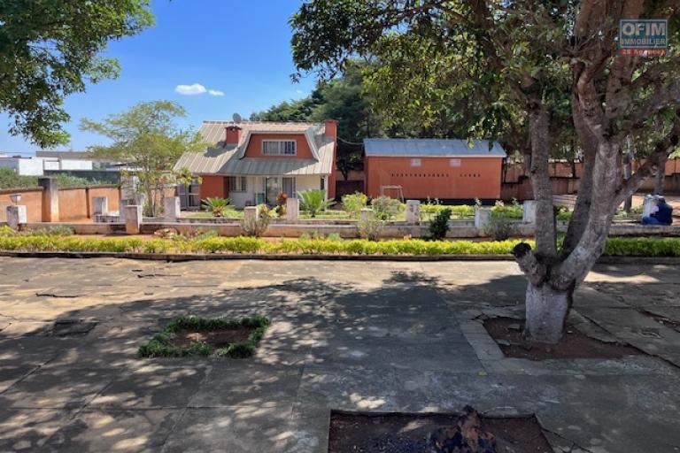 Vente d'un grande propri&eacute;t&eacute; avec un terrain de 5 765 m2 &agrave; Anosy Avaratra Lazaina