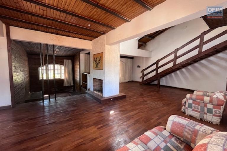 Vente d'un grande propri&eacute;t&eacute; avec un terrain de 5 765 m2 &agrave; Anosy Avaratra Lazaina