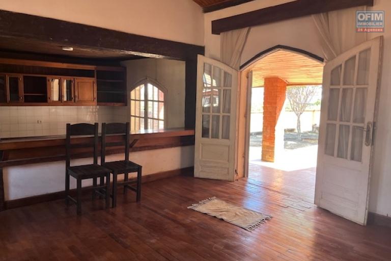 Vente d'un grande propri&eacute;t&eacute; avec un terrain de 5 765 m2 &agrave; Anosy Avaratra Lazaina
