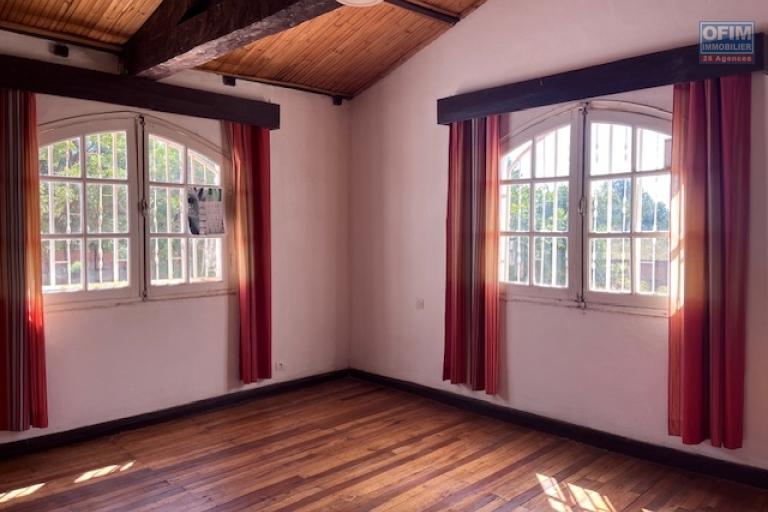 Vente d'un grande propri&eacute;t&eacute; avec un terrain de 5 765 m2 &agrave; Anosy Avaratra Lazaina