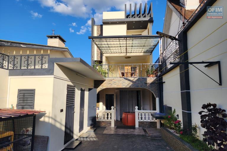 A LOUER - Une villa de standing meubl&eacute;e &agrave; &eacute;tage de type F5 situ&eacute; &agrave; Ambohinambo Talatamaty non loin SUPER U