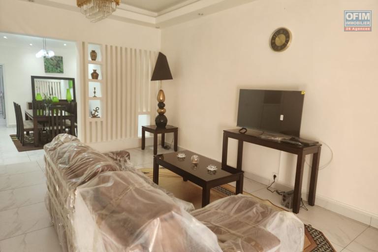 A LOUER - Une villa de standing meubl&eacute;e &agrave; &eacute;tage de type F5 situ&eacute; &agrave; Ambohinambo Talatamaty non loin SUPER U